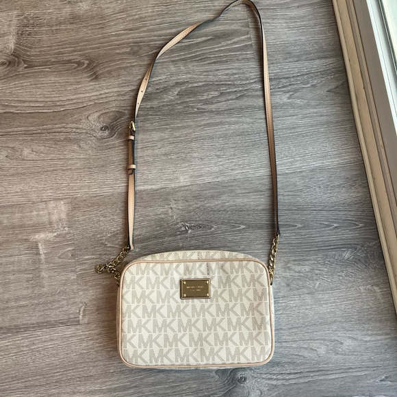 Michael Kors Handbags - Michael Kors Vanilla Jetset Crossbody Bag
